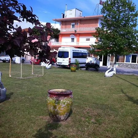 Avra Korinos