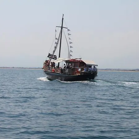 Avra Korinos