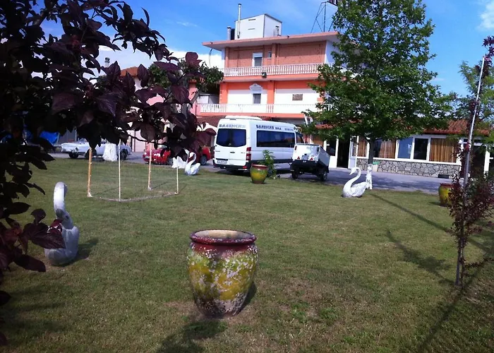 Avra Korinós